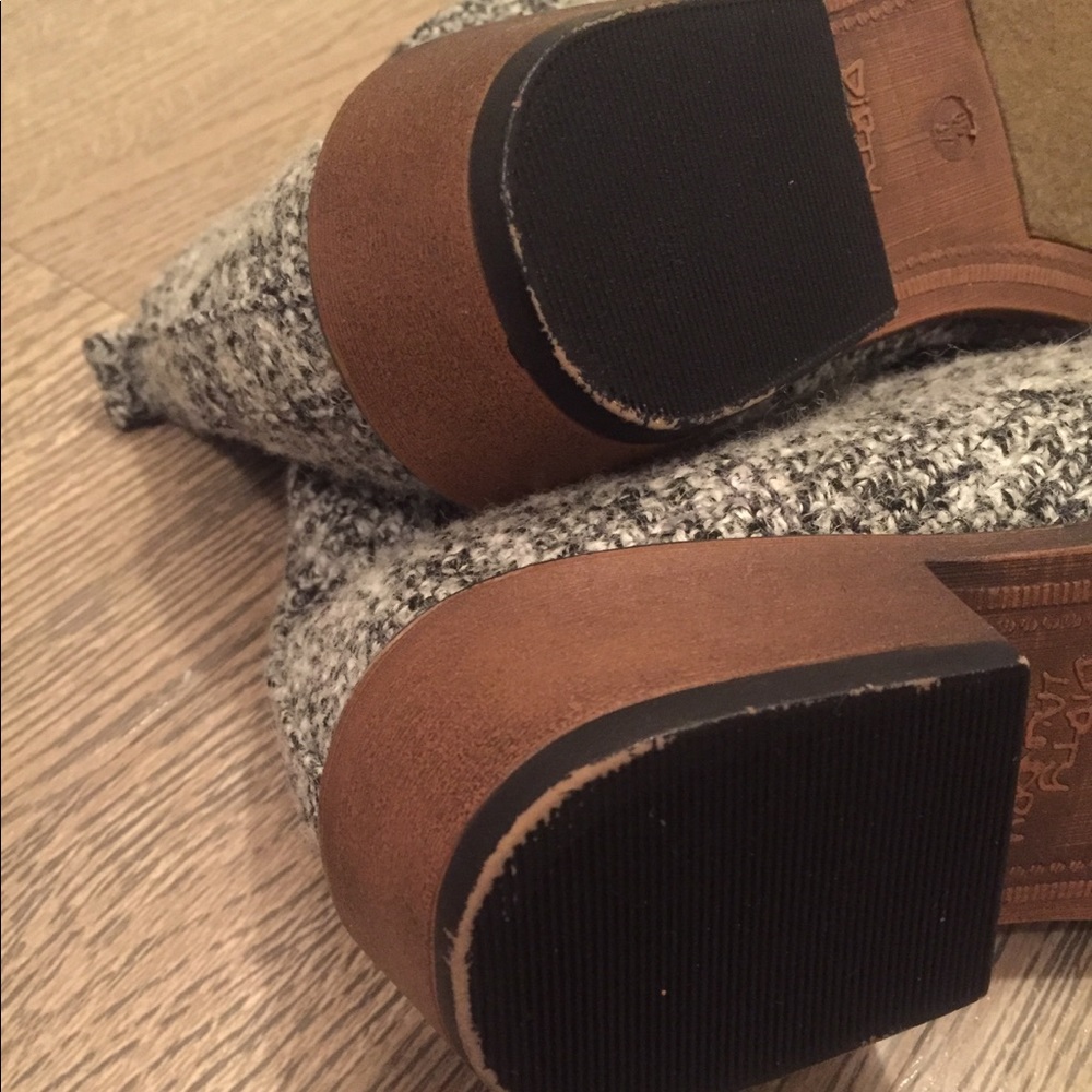 6.5 NWOT Black White Pitch Ankle Boot - Picture 10 of 12
